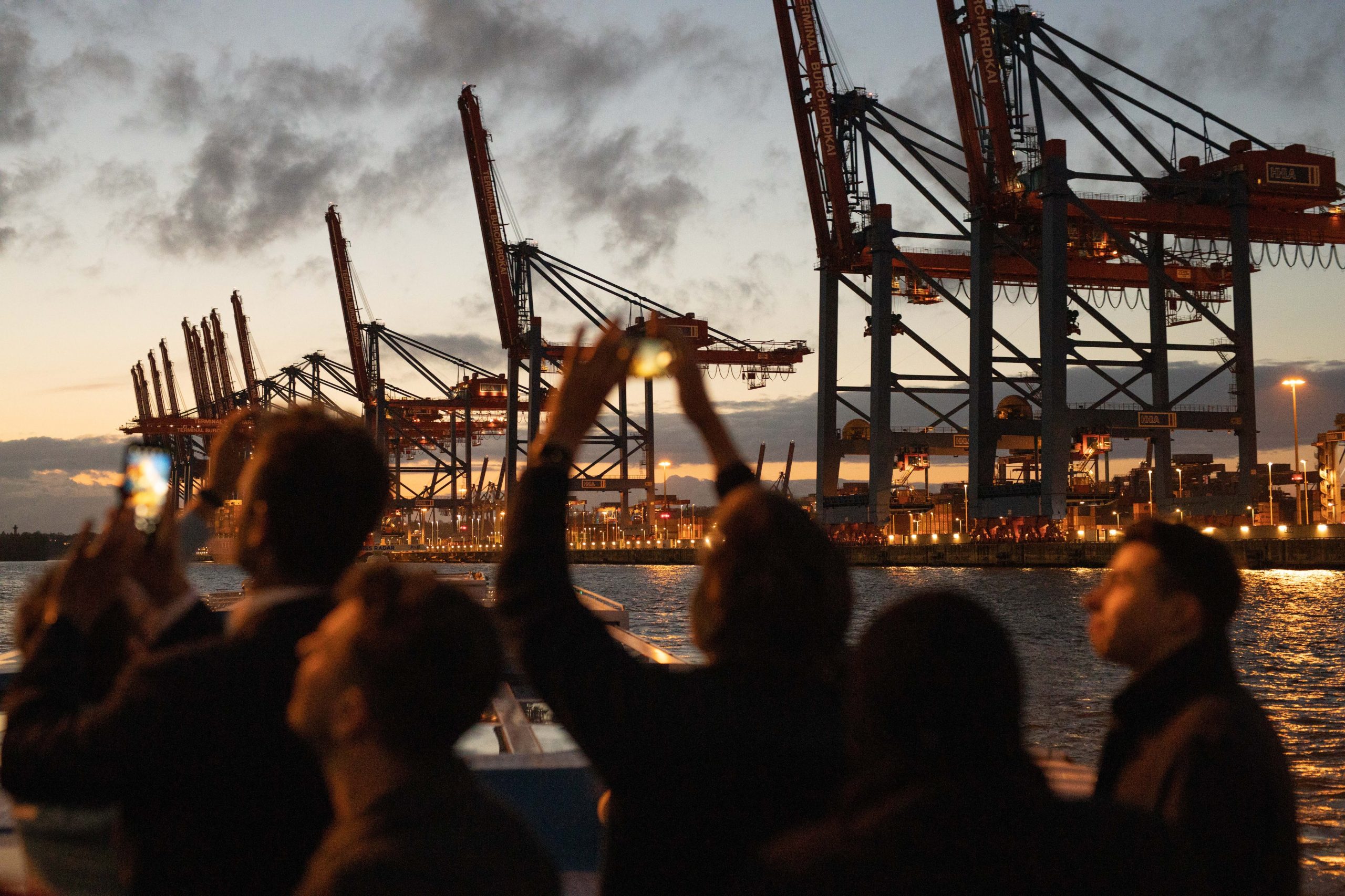 Die Teilnehmenden des Anwendertreffens bestaunen die Hafenanlagen in Hamburg